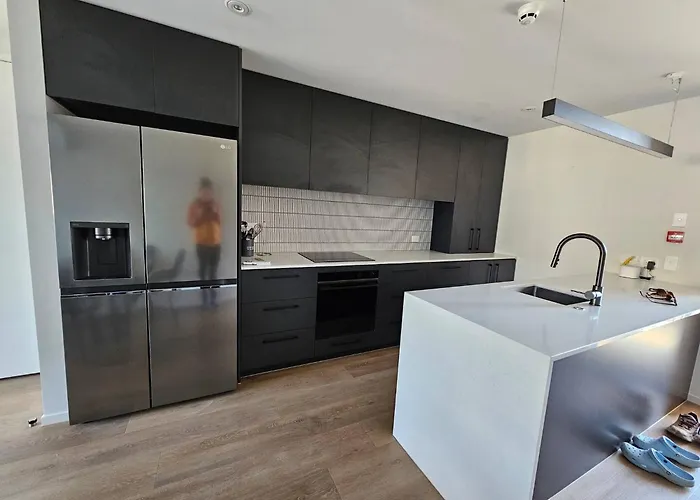 Modern 2-bed 2-bath Appartement