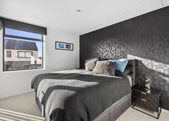 Modern 2-bed 2-bath Wanaka